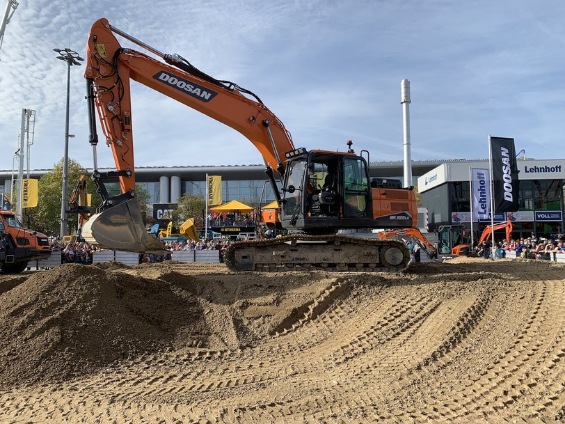 DX225LC-7X Teleoperation Showpiece on Doosan Bauma Stand